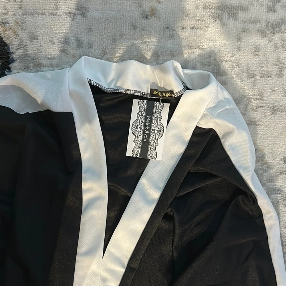 White/Black Unlined Vneck Abaya - Picture 3 of 5